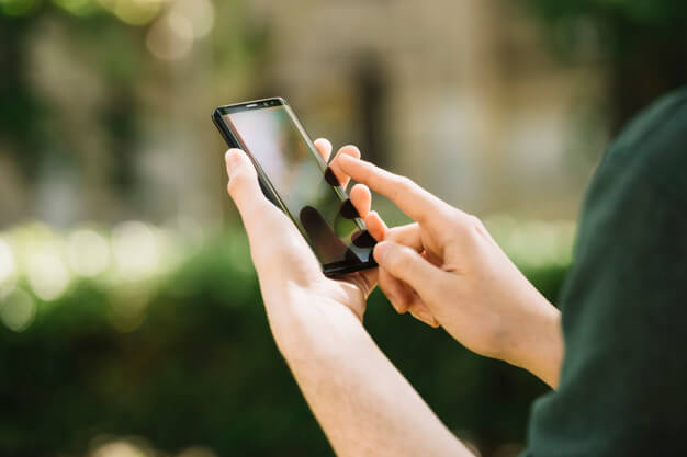 Hombre mirando pantalla de smartphone