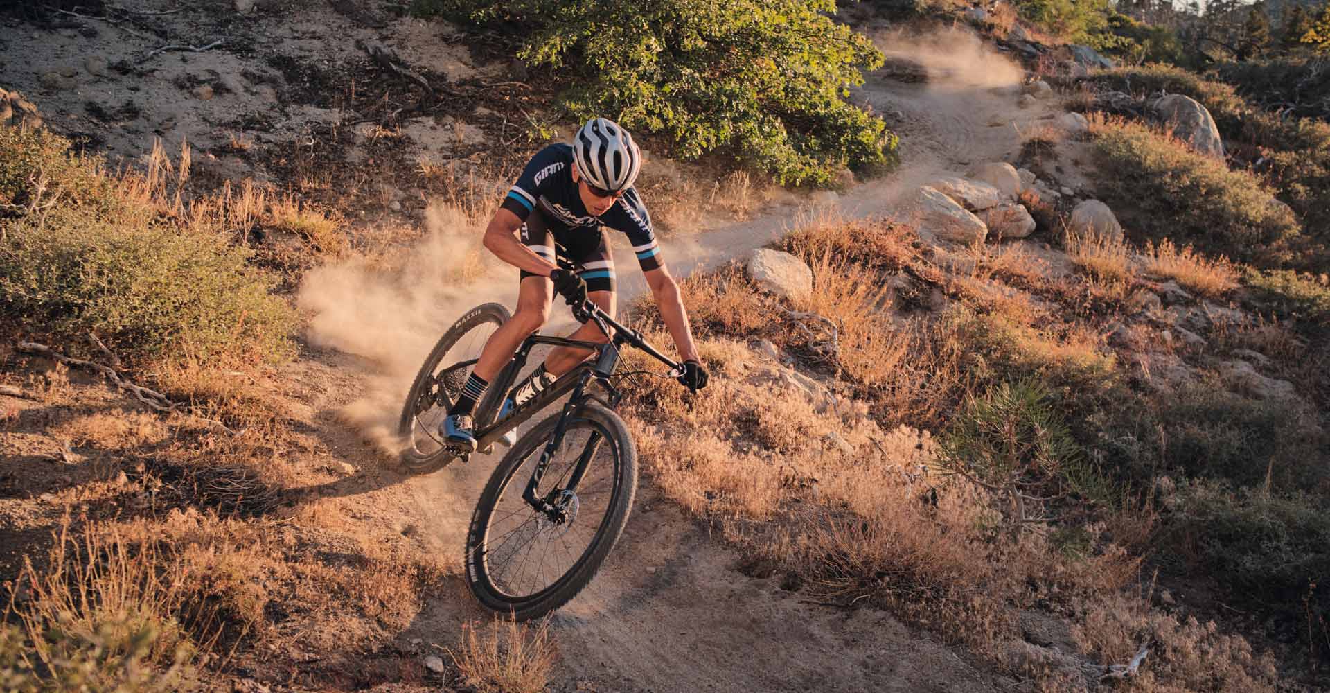 Ciclista de mountain bike tomando una contracurva velozmente