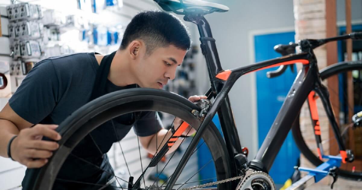 Joven centrando una rueda